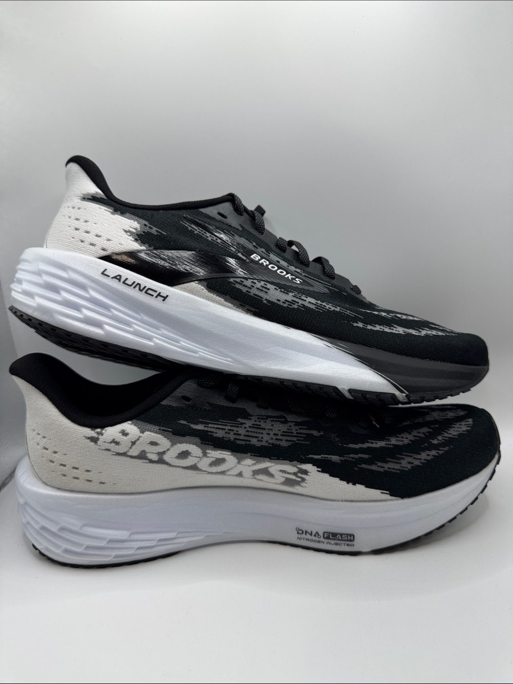 Brooks Launch 11 Running Shoe - Black & White - Picture 7 of 7